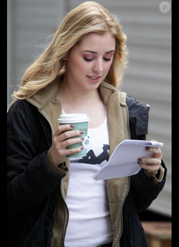 Ela Rae Peck en pause su le tournage de Gossip Girl à New York le 1er février 2012