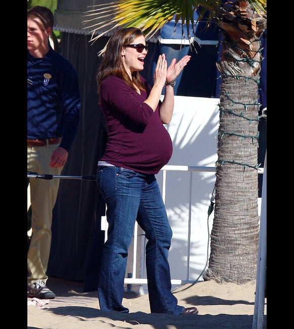 Jennifer Garner radieuse applaudit les exploits de ses filles à Santa Monica, le 4 février 2012.