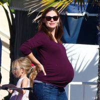 Jennifer Garner, si près de l'accouchement, emmène ses filles à la plage