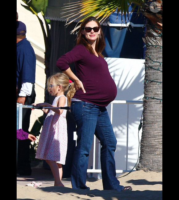 A quelques jours de son accouchement, Jennifer Garner vit pleinement sa grossese. Santa Monica, le 4 février 2012.