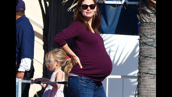 Jennifer Garner, si près de l'accouchement, emmène ses filles à la plage