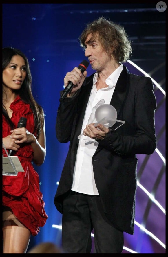 Louis Bertignac reçoit son prix des mains d'Anggun à la cérémonie des Globes de Cristal, à Paris, le 6 février 2012.