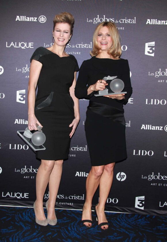 Karin Viard et Marina Foïs à la cérémonie des Globes de cristal, au Lido à Paris, le 6 février 2012.
