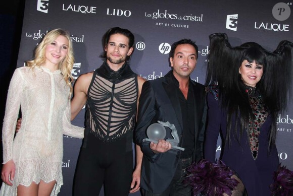 Kamel Ouali et la troupe de Dracula, l'amour plus fort que la mort à la cérémonie des Globes de cristal, au Lido à Paris, le 6 février 2012.