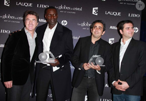 Omar Sy, François Cluzet, Olivier Nakache et Eric Tolédano à la cérémonie des Globes de cristal, au Lido à Paris, le 6 février 2012.
