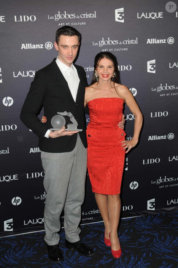 Victoria Abril et Guillaume Henry de la maison Carven à la cérémonie des Globes de cristal, au Lido à Paris, le 6 février 2012.