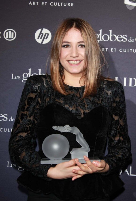 Izïa à la cérémonie des Globes de cristal, au Lido à Paris, le 6 février 2012.