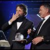 Stéphane Guillon a reçu son Globe de Cristal du meilleur one-man show des mains de Jean-Marie Bigard, au Lido, le 6 février 2012.