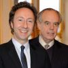 Stéphane Bern, fier, reçoit le prix Roland Dorgelès des mains de Frédéric Mitterrand, au ministère de la Culture, le 7 février à Paris