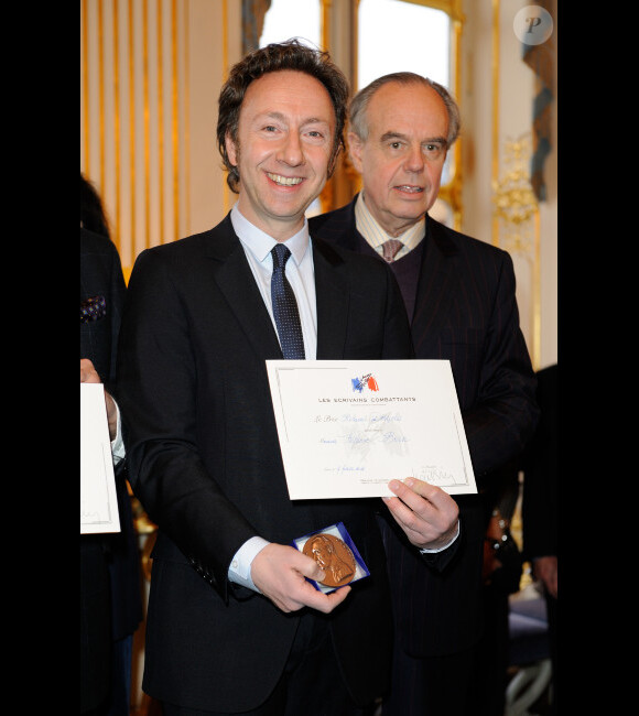 Stéphane Bern, fier, reçoit le prix Roland Dorgelès des mains de Frédéric Mitterrand, au ministère de la Culture, le 7 février à Paris