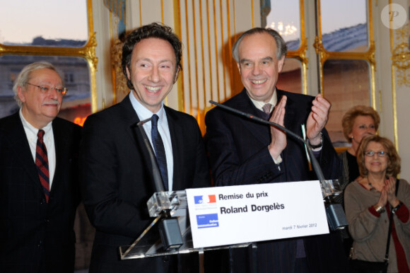 Stéphane Bern reçoit le prix Roland Dorgelès des mains de Frédéric Mitterrand, au ministère de la Culture, le 7 février à Paris
