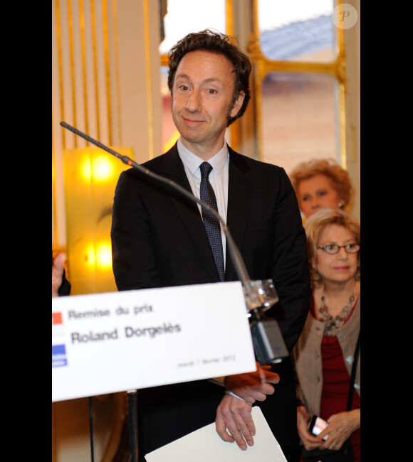 Le sympathique Stéphane Bern reçoit le prix Roland Dorgelès des mains de Frédéric Mitterrand, au ministère de la Culture, le 7 février à Paris