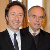 Stéphane Bern reçoit le prix Roland Dorgelès des mains de Frédéric Mitterrand, au ministère de la Culture, le 7 février à Paris