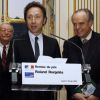 Stéphane Bern reçoit le prix Roland Dorgelès des mains de Frédéric Mitterrand, au ministère de la Culture, le 7 février à Paris