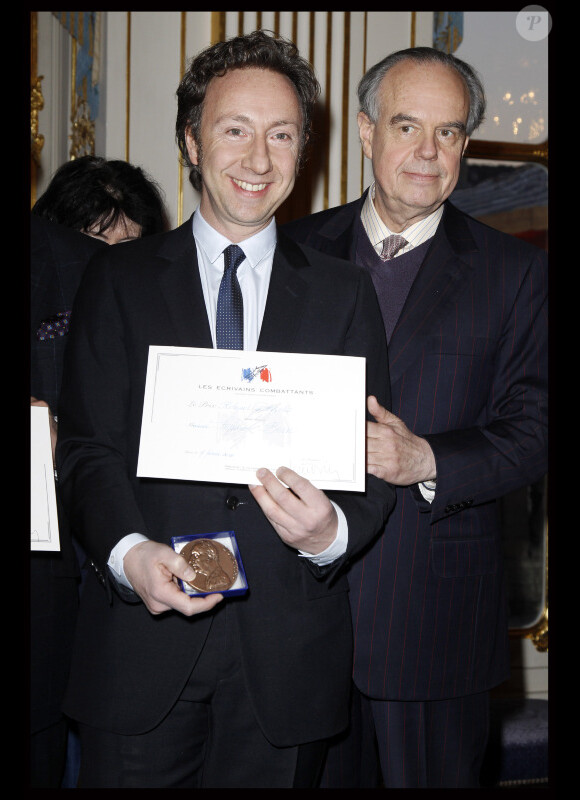 Stéphane Bern reçoit le prix Roland Dorgelès des mains de Frédéric Mitterrand, au ministère de la Culture, le 7 février à Paris