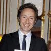 Stéphane Bern, souriant, reçoit le prix Roland Dorgelès des mains de Frédéric Mitterrand, au ministère de la Culture, le 7 février à Paris