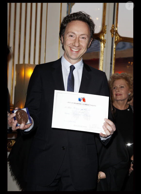 Stéphane Bern, souriant, reçoit le prix Roland Dorgelès des mains de Frédéric Mitterrand, au ministère de la Culture, le 7 février à Paris