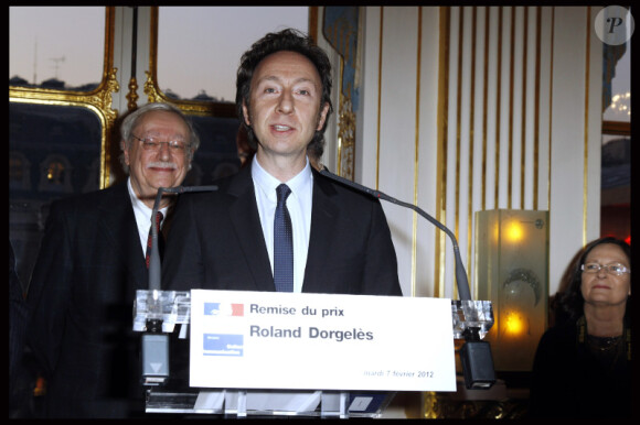 Stéphane Bern reçoit le prix Roland Dorgelès des mains de Frédéric Mitterrand, au ministère de la Culture, le 7 février à Paris