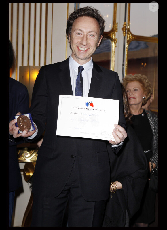Stéphane Bern reçoit le prix Roland Dorgelès des mains de Frédéric Mitterrand, au ministère de la Culture, le 7 février à Paris
