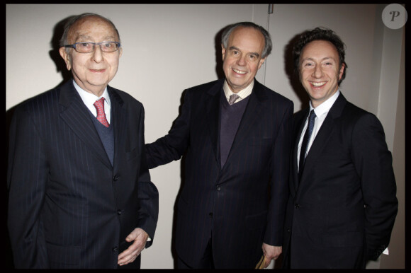 Stéphane Bern reçoit le prix Roland Dorgelès des mains de Frédéric Mitterrand, et devant son papa, au ministère de la Culture, le 7 février à Paris