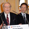 Philippe Vallet reçoit le prix Roland Dorgelès des mains de Frédéric Mitterrand, au ministère de la Culture, le 7 février à Paris