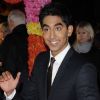 Dev Patel, très élégant, salue les photographes lors de l'avant-première du film Indian Palace à Londres, le 7 février 2012.