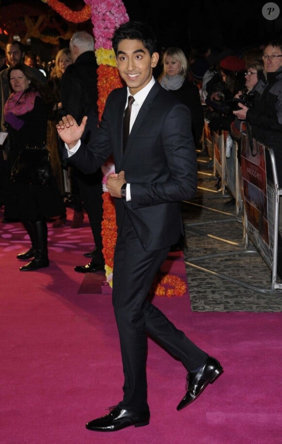 Dev Patel, très élégant, salue les photographes lors de l'avant-première du film Indian Palace à Londres, le 7 février 2012.