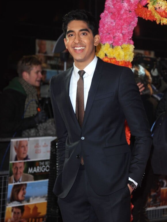 Dev Patel, souriant mais seul lors de l'avant-première du film Indian Palace à Londres, le 7 février 2012.