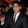 Dev Patel, souriant et stylé dans un costume sombre, assistait à l'avant-première du film Indian Palace à Londres, le 7 février 2012.