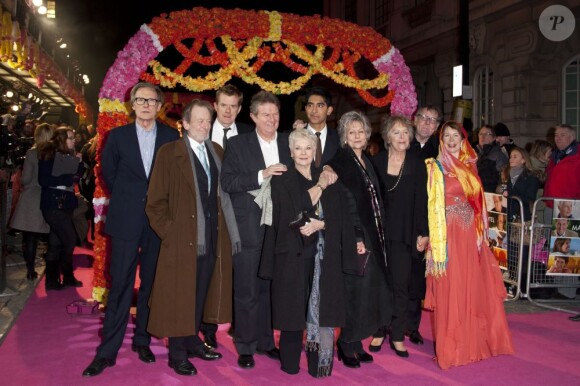 Photo de famille avec l'ensemble du casting lors de l'avant-première du film Indian Palace à Londres, le 7 février 2012.