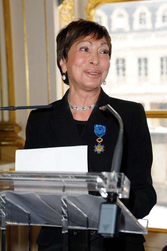Colette Kerber honorée par Frédéric Mitterrand, à Paris le 8 février 2012.