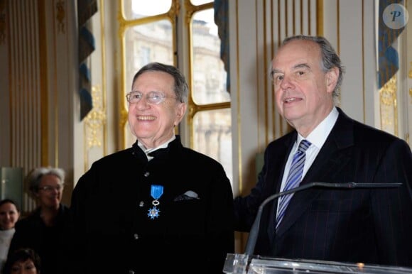Pierre Perrigault honoré par Frédéric Mitterrand, à Paris le 8 février 2012.