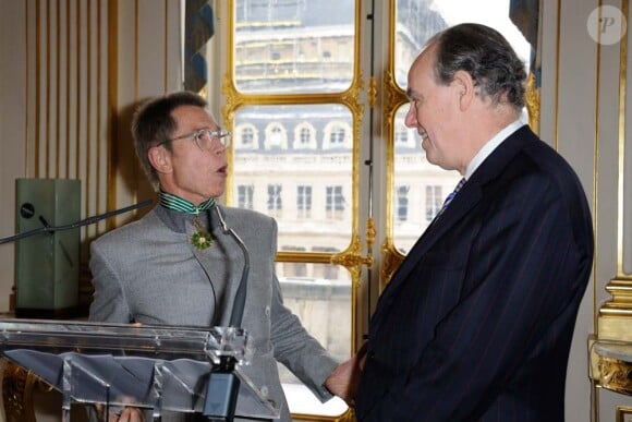 Jean-Paul Goude reçoit les insignes de commandeur de l'ordre des Arts et des Lettres, des mains de Frédéric Mitterrand, à Paris le 8 février 2012.