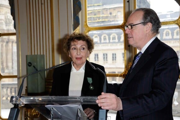 Maria Pergay honorée par Frédéric Mitterrand, à Paris le 8 février 2012.