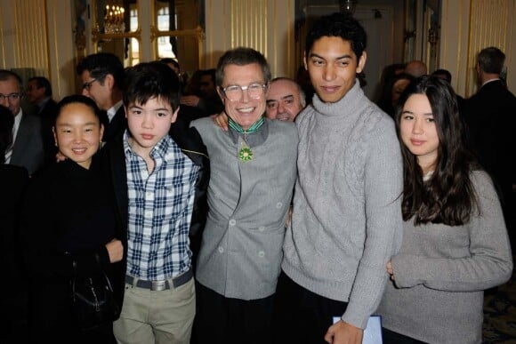 Jean-Paul Goude, sa femme Karen et leurs enfants Lorelei et Théo, et son fils aîné Paulo (fils de Grace Jones) au ministère de la Culture à Paris le 8 février 2012.