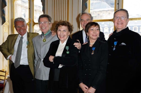 Jean-Marie Perier, Jean Paul Goude, Maria Pergay, Colette Kerber, Pierre Perrigault et Frédéric Mitterrand au ministère de la Culture, à Paris le 8 février 2012.