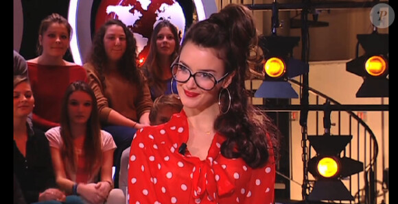 Charlotte Le Bon joue à la maîtresse d'école sexy dans Le Petit Journal de Yann Barthès sur Canal + le mercredi 8 février 2012