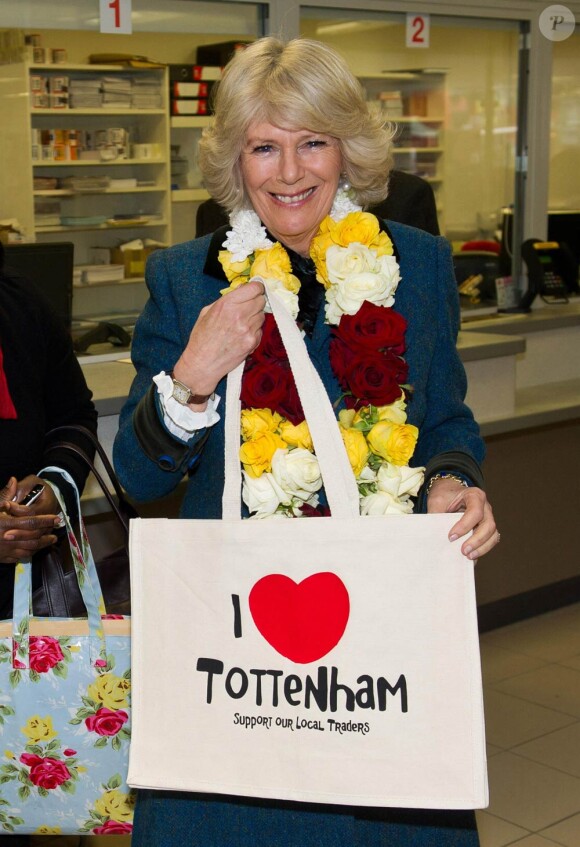 Sacs et badges 'I love Tottenham' pour retrouver des couleurs. Le prince Charles et Camilla Parker Bowles étaient de retour à Tottenham le 9 février 2012, dans la joie, six mois après être venus dans de plus tristes circonstances, suite aux émeutes meurtrières d'août 2011.