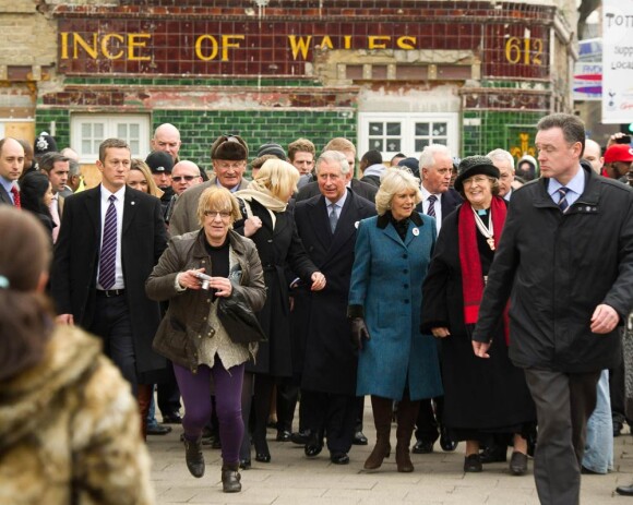 L'accueil a été très chaleureux. Le prince Charles et Camilla Parker Bowles étaient de retour à Tottenham le 9 février 2012, dans la joie, six mois après être venus dans de plus tristes circonstances, suite aux émeutes meurtrières d'août 2011.