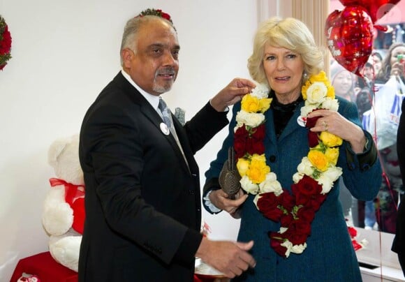 Un collier de fleurs pour madame... Le prince Charles et Camilla Parker Bowles étaient de retour à Tottenham le 9 février 2012, dans la joie, six mois après être venus dans de plus tristes circonstances, suite aux émeutes meurtrières d'août 2011.