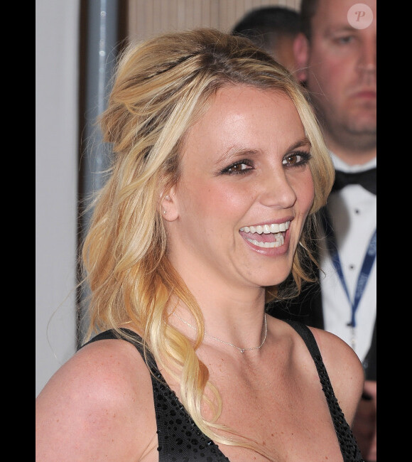 Britney Spears pose sur le tapis rouge, lors de la soirée des Pre-Grammy, le samedi 11 février 2012 à Los Angeles.