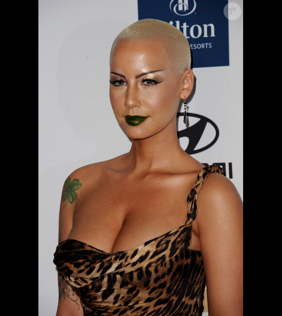 Amber Rose pose sur le tapis rouge, lors de la soirée des Pre-Grammy, le samedi 11 février 2012 à Los Angeles.