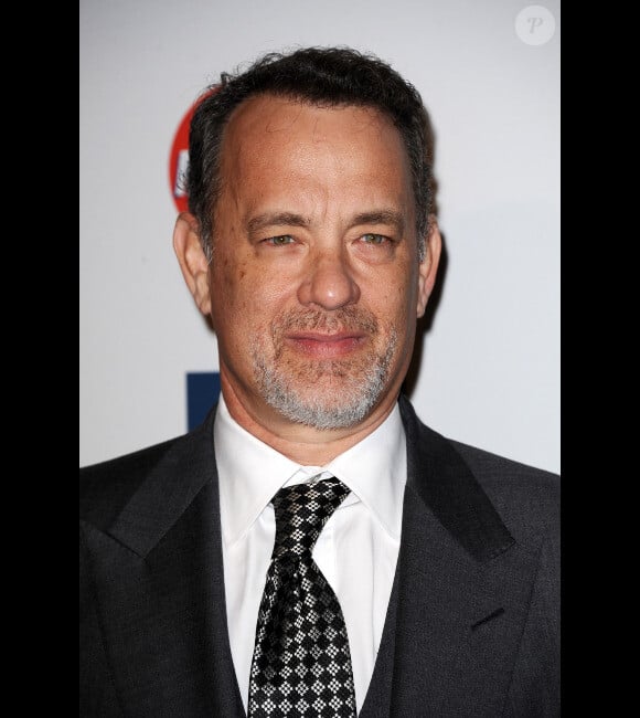 Tom Hanks pose sur le tapis rouge, lors de la soirée des Pre-Grammy, le samedi 11 février 2012 à Los Angeles.