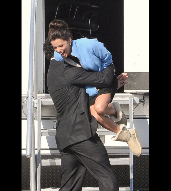 Eva Longoria et Ricardo Chavira, très complices, sur le tournage de la dernière saison de Desperate Housewives à Los Angeles le 13 février 2012