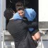 Eva Longoria et Ricardo Chavira : les deux amis semblent passer un grand moment de complicité sur le tournage de la dernière saison de Desperate Housewives à Los Angeles le 13 février 2012
