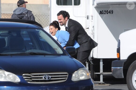 Eva Longoria sur le tournage de la dernière saison de Desperate Housewives. Elle partage un bon moment avec son partenaire Ricardo Chavira à Los Angeles le 13 février 2012