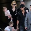 Nicole Kidman, Keith Urban et leurs deux filles Sunday Rose et Faith Margaret débarquent sourires aux lèvres le 14 février 2012 à Sydney