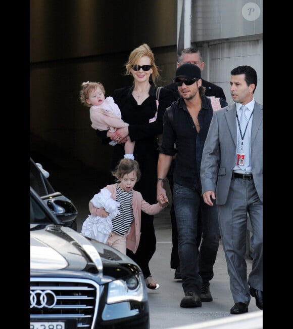 Nicole Kidman, Keith Urban et leurs deux filles Sunday Rose et Faith Margaret débarquent sourires aux lèvres le 14 février 2012 à Sydney