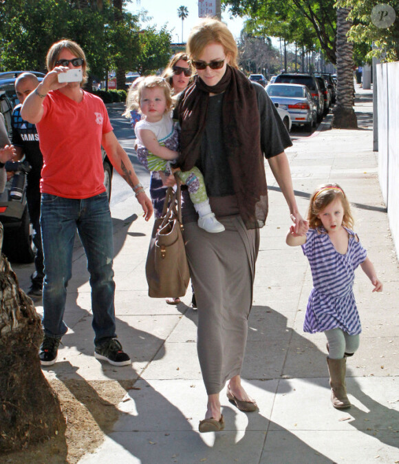 Nicole Kidman, Keith Urban et ses filles Sunday Rose et Faith Margaret le 5 février 2012 à Los Angeles