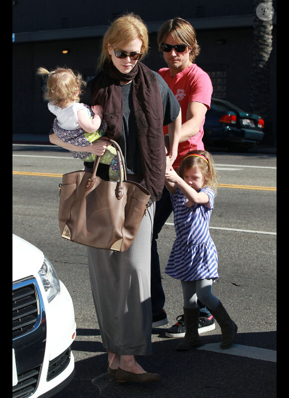 Nicole Kidman, Keith Urban et leurs filles Sunday Rose et Faith Margaret le 5 février 2012 à Los Angeles s'offrent une petite journée en famille